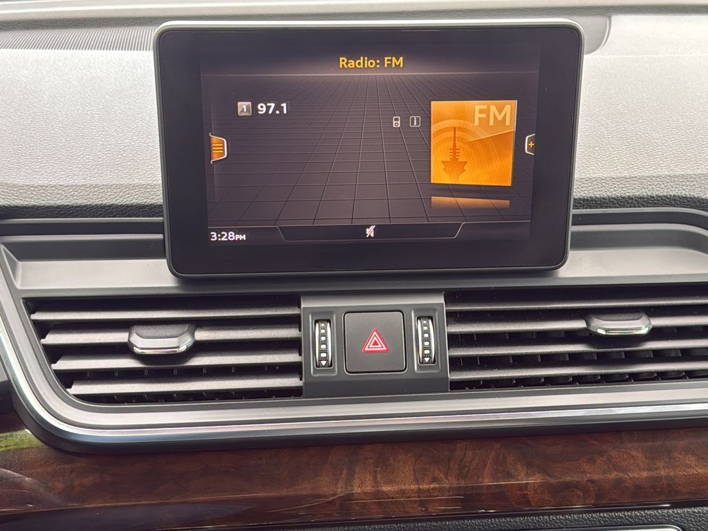 Audi Q5 Vehicle Full-screen Gallery Image 19