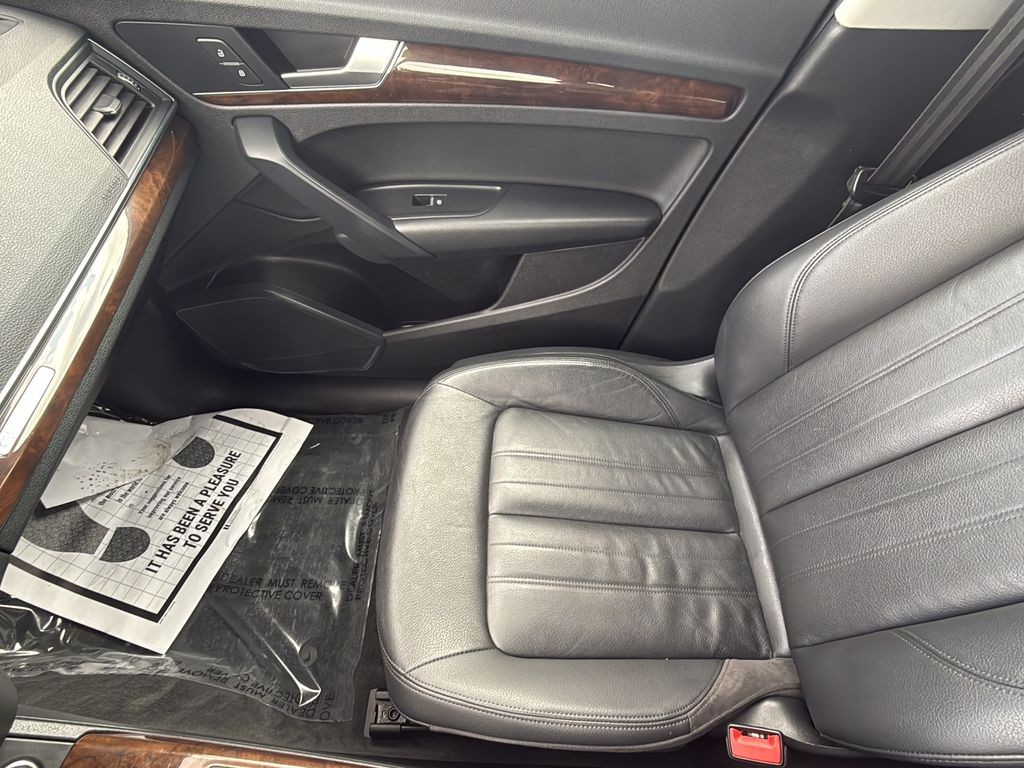 Audi Q5 Vehicle Full-screen Gallery Image 23