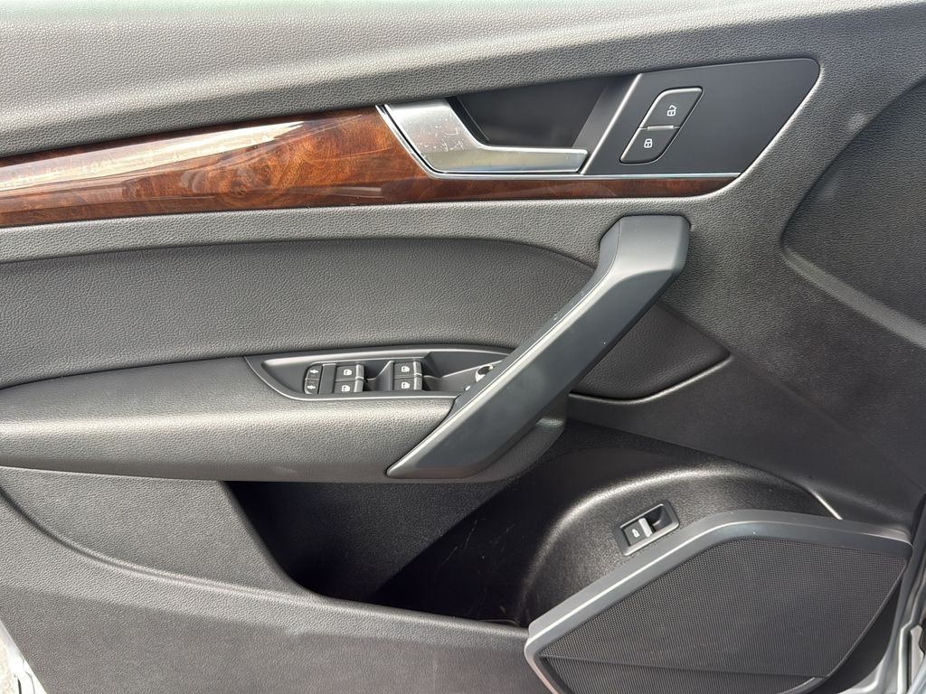 Audi Q5 Vehicle Full-screen Gallery Image 25