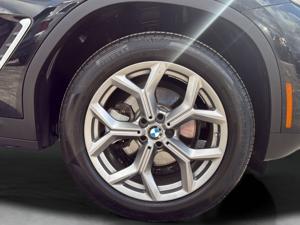 BMW X3 Vehicle Full-screen Gallery Image 09