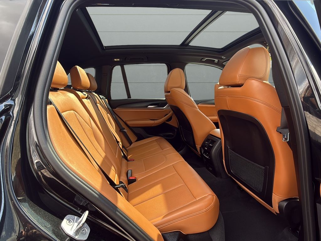 BMW X3 Vehicle Full-screen Gallery Image 11