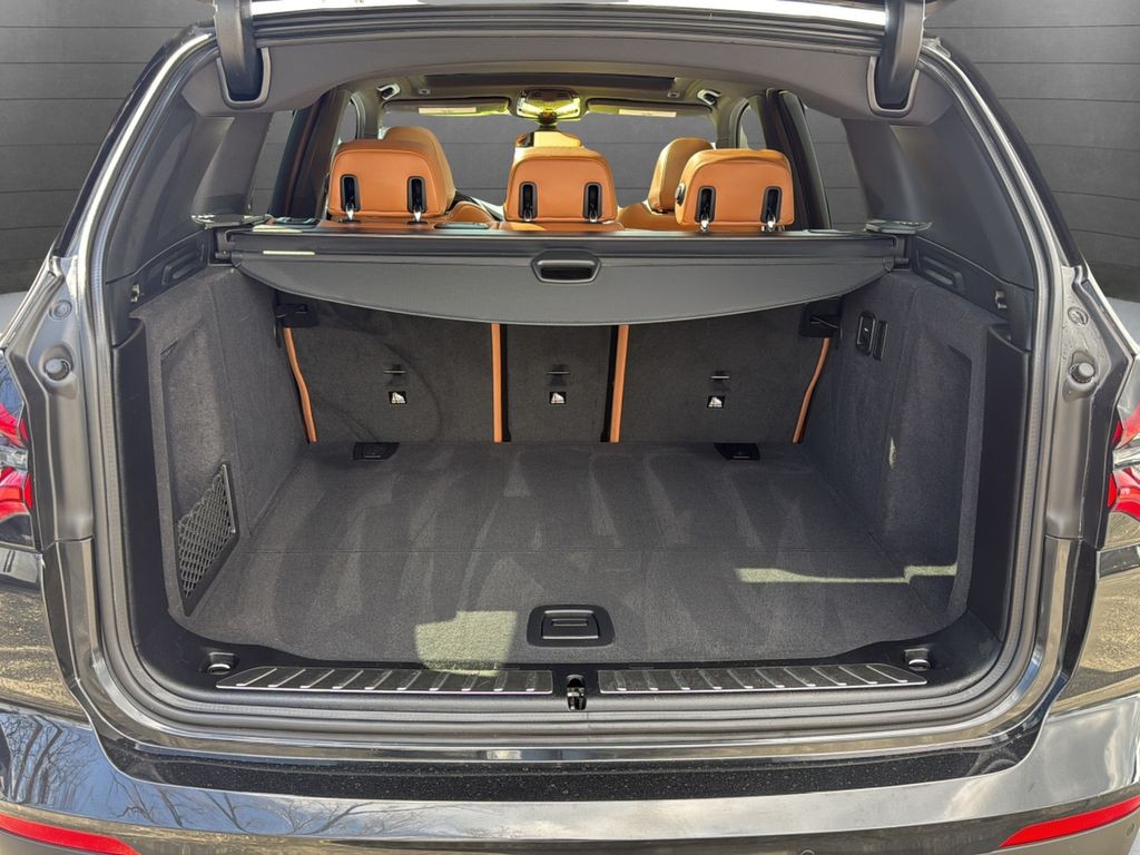 BMW X3 Vehicle Full-screen Gallery Image 12