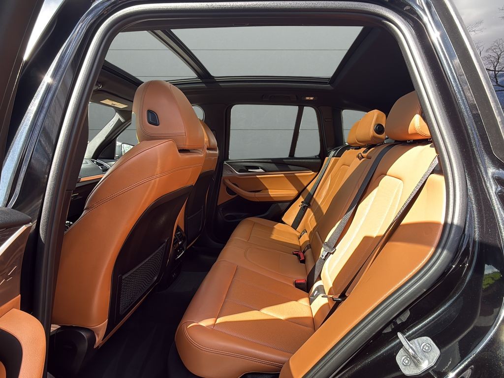 BMW X3 Vehicle Full-screen Gallery Image 14