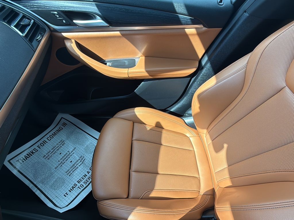 BMW X3 Vehicle Full-screen Gallery Image 23