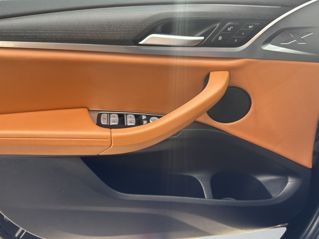 BMW X3 Vehicle Full-screen Gallery Image 25