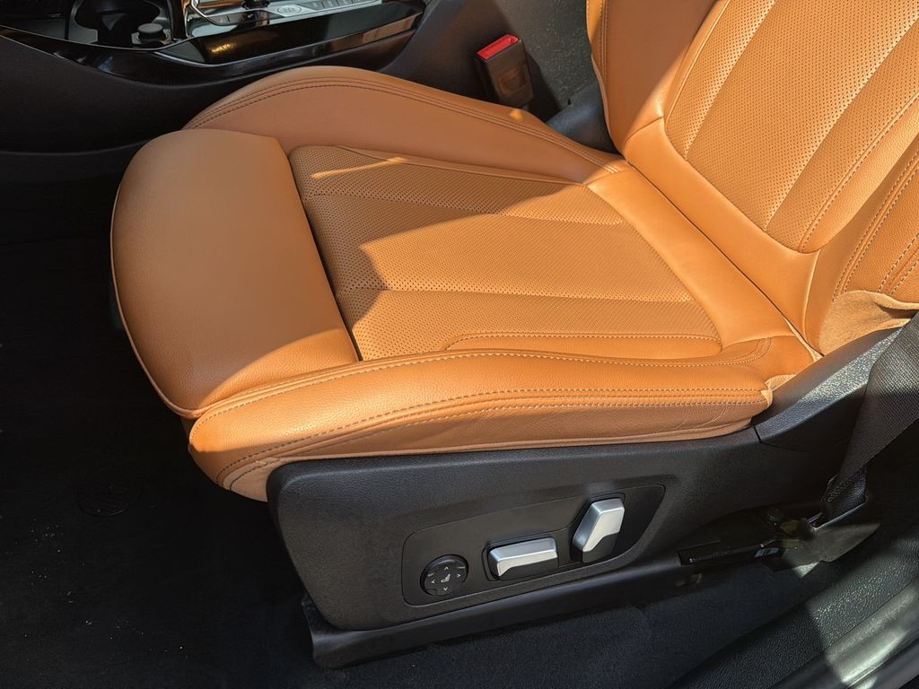 BMW X3 Vehicle Full-screen Gallery Image 26