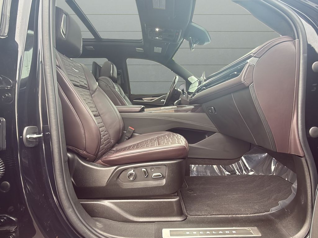 Cadillac Escalade Vehicle Full-screen Gallery Image 11