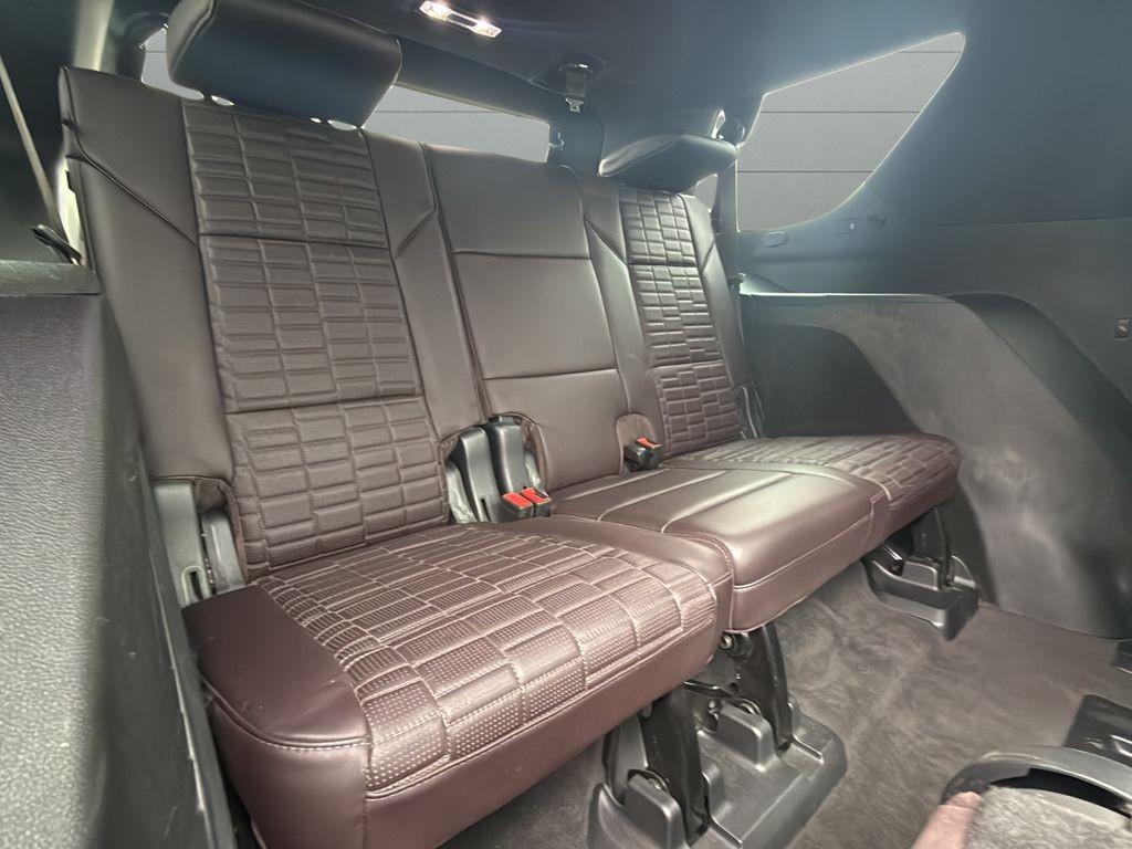 Cadillac Escalade Vehicle Full-screen Gallery Image 12