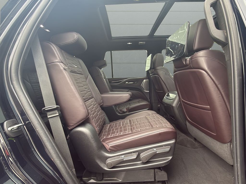 Cadillac Escalade Vehicle Full-screen Gallery Image 13