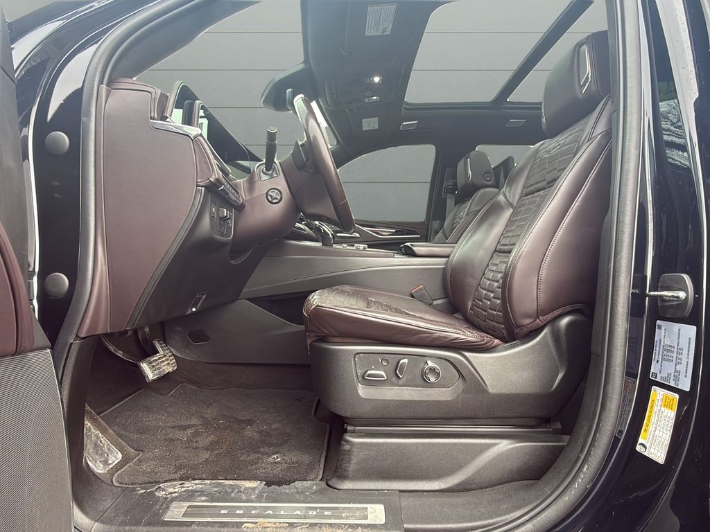 Cadillac Escalade Vehicle Full-screen Gallery Image 15