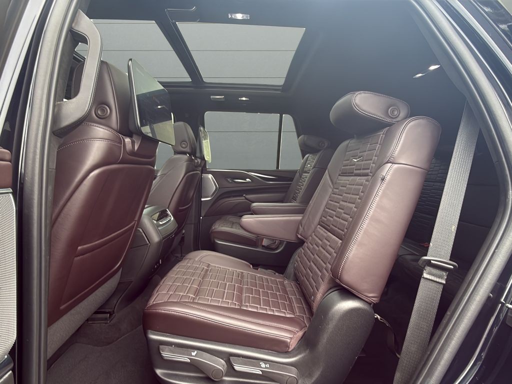 Cadillac Escalade Vehicle Full-screen Gallery Image 16