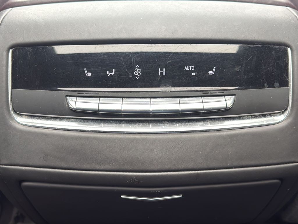 Cadillac Escalade Vehicle Full-screen Gallery Image 19