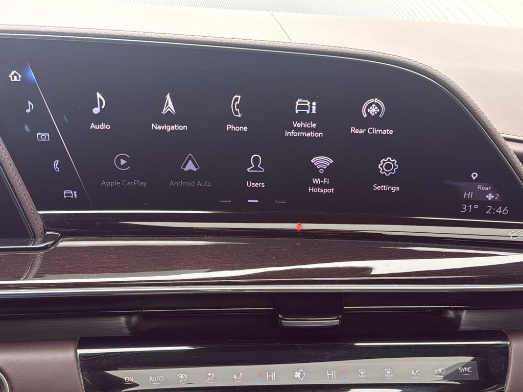 Cadillac Escalade Vehicle Full-screen Gallery Image 24