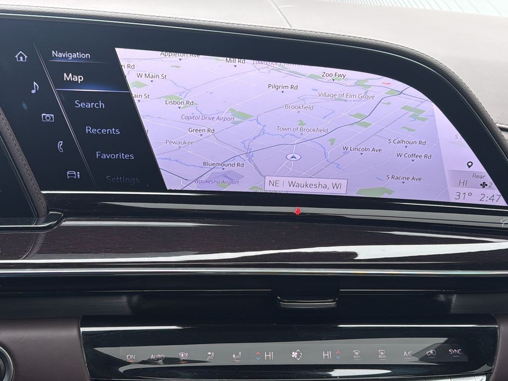 Cadillac Escalade Vehicle Full-screen Gallery Image 25