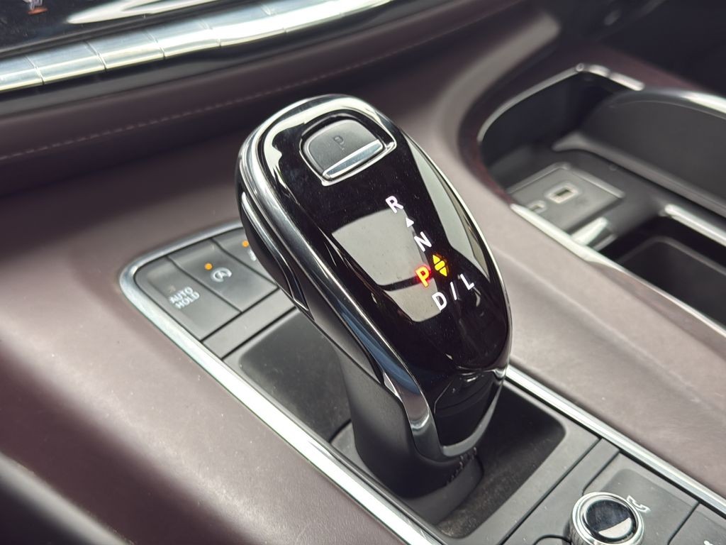 Cadillac Escalade Vehicle Full-screen Gallery Image 27