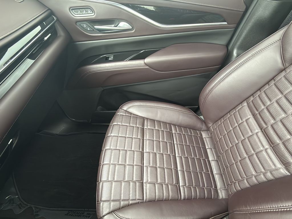 Cadillac Escalade Vehicle Full-screen Gallery Image 28