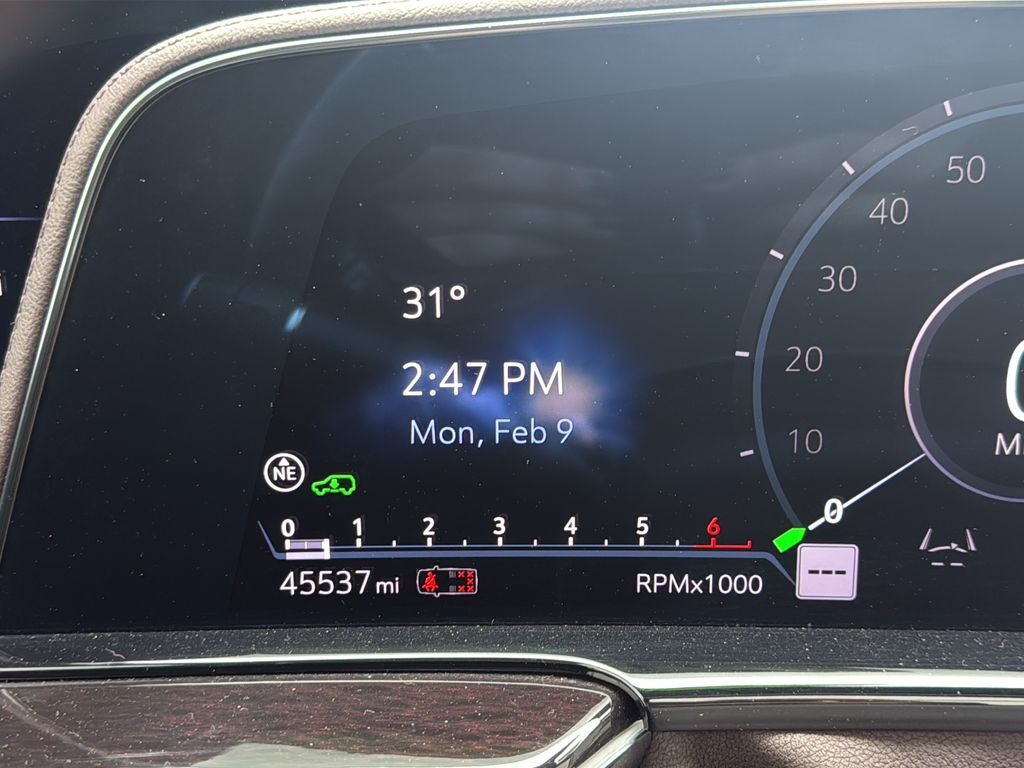 Cadillac Escalade Vehicle Full-screen Gallery Image 29