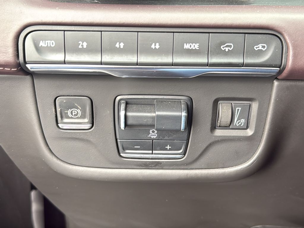 Cadillac Escalade Vehicle Full-screen Gallery Image 30