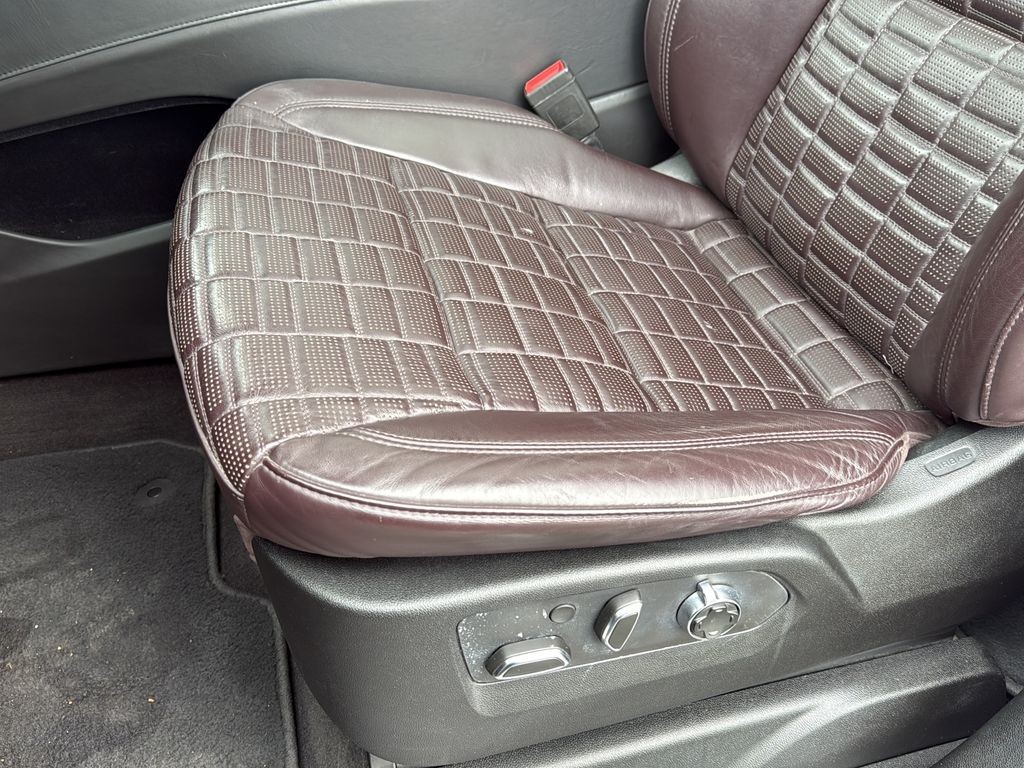 Cadillac Escalade Vehicle Full-screen Gallery Image 32