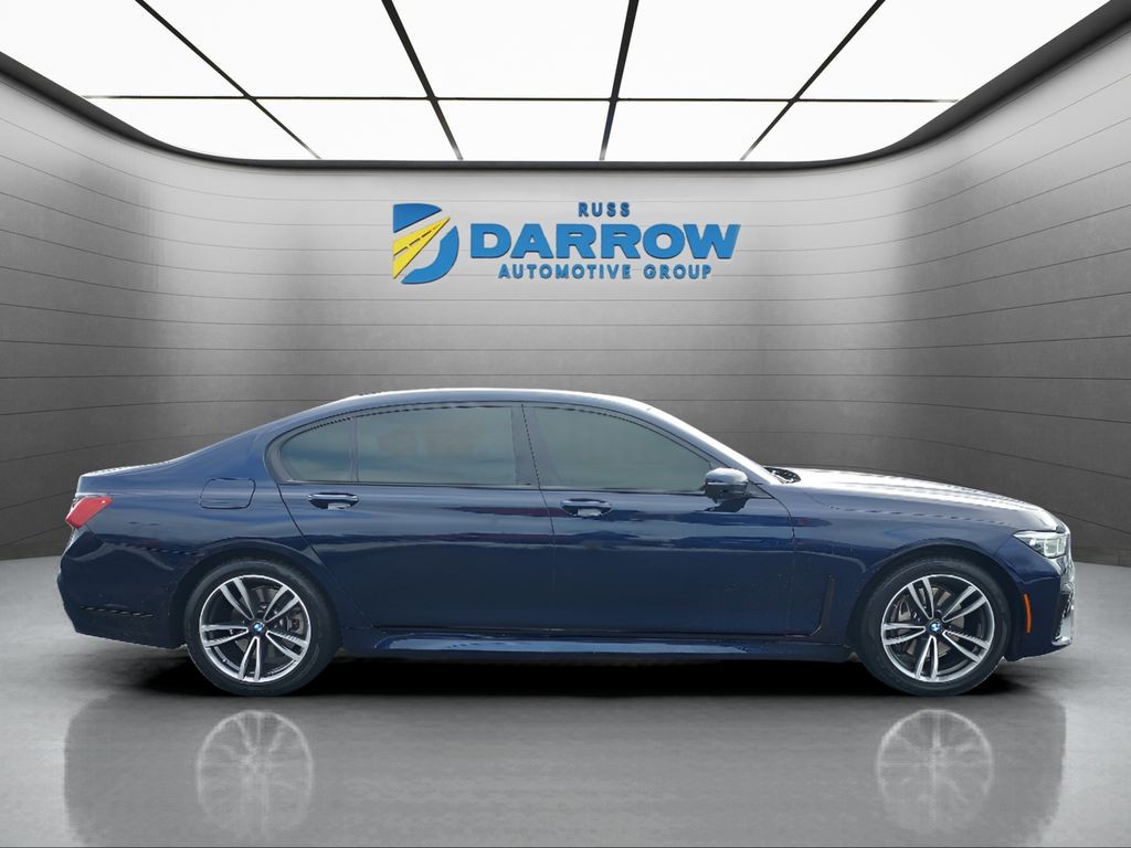 BMW 7 Series Vehicle Full-screen Gallery Image 06