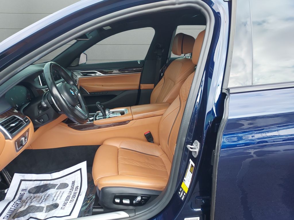 BMW 7 Series Vehicle Full-screen Gallery Image 09