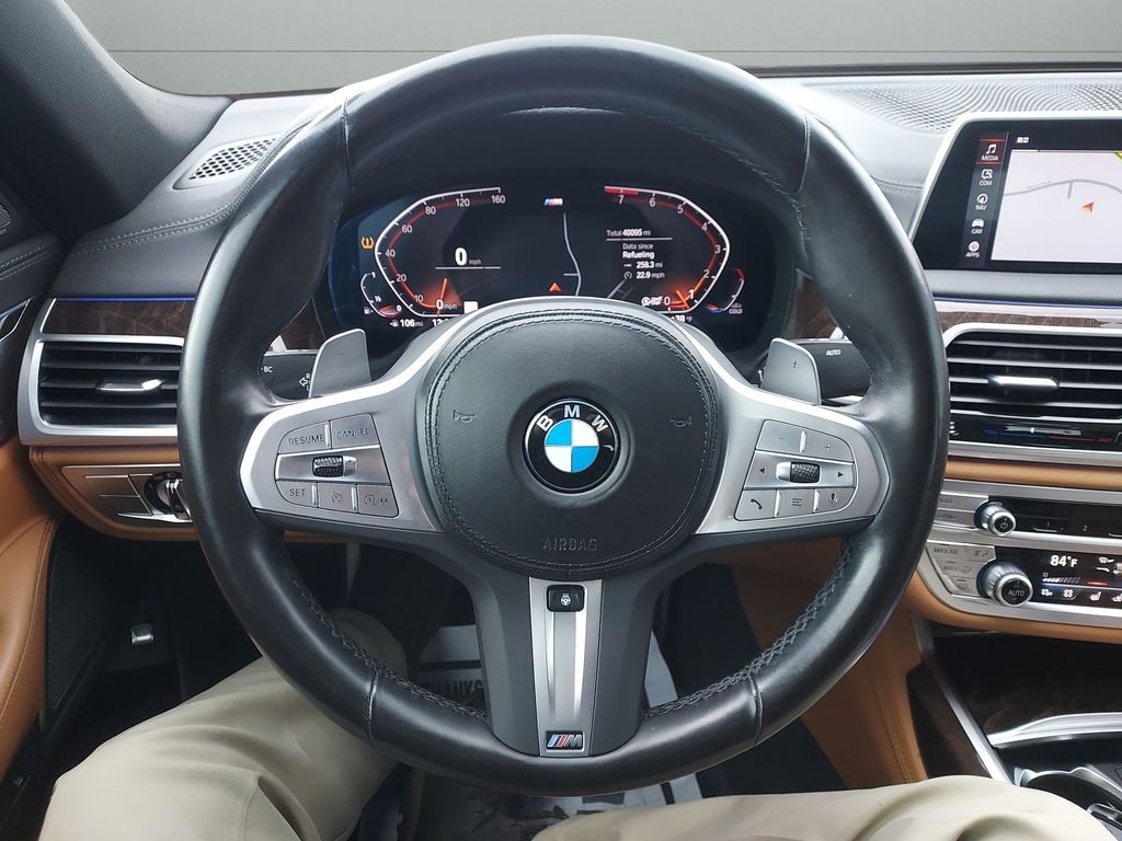 BMW 7 Series Vehicle Full-screen Gallery Image 10