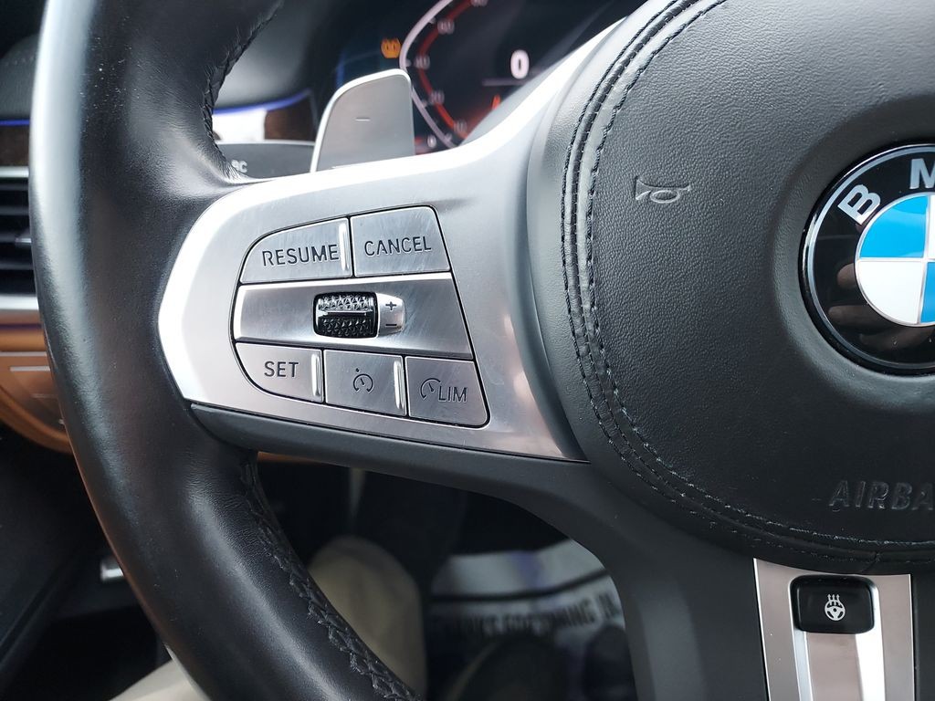 BMW 7 Series Vehicle Full-screen Gallery Image 11