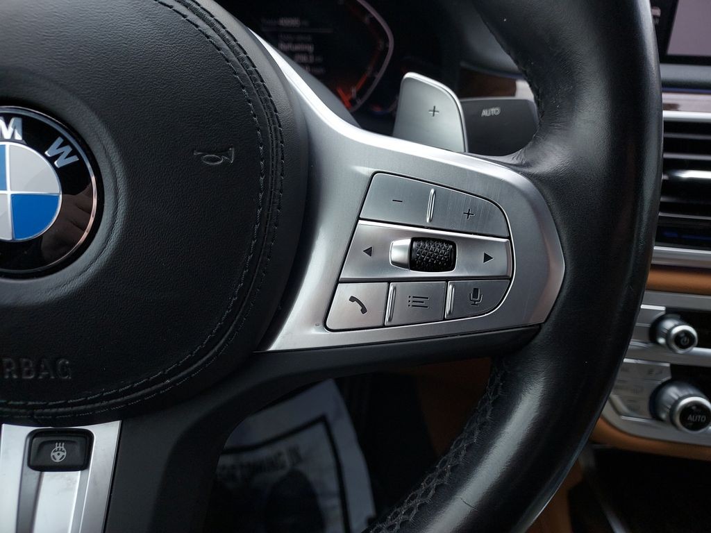 BMW 7 Series Vehicle Full-screen Gallery Image 12