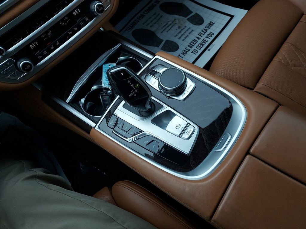 BMW 7 Series Vehicle Full-screen Gallery Image 14