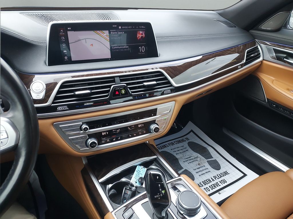 BMW 7 Series Vehicle Full-screen Gallery Image 15