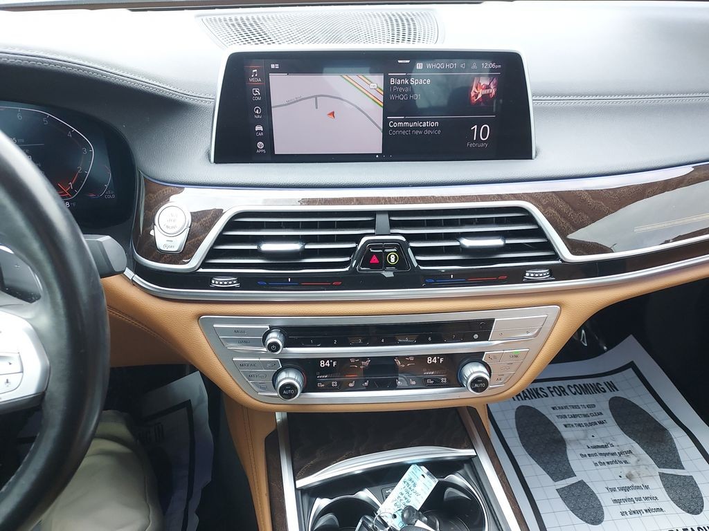 BMW 7 Series Vehicle Full-screen Gallery Image 16