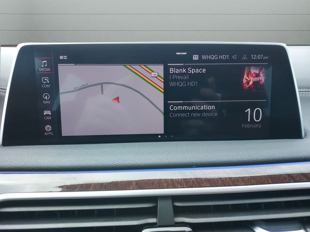 BMW 7 Series Vehicle Full-screen Gallery Image 17