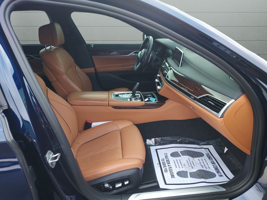 BMW 7 Series Vehicle Full-screen Gallery Image 21