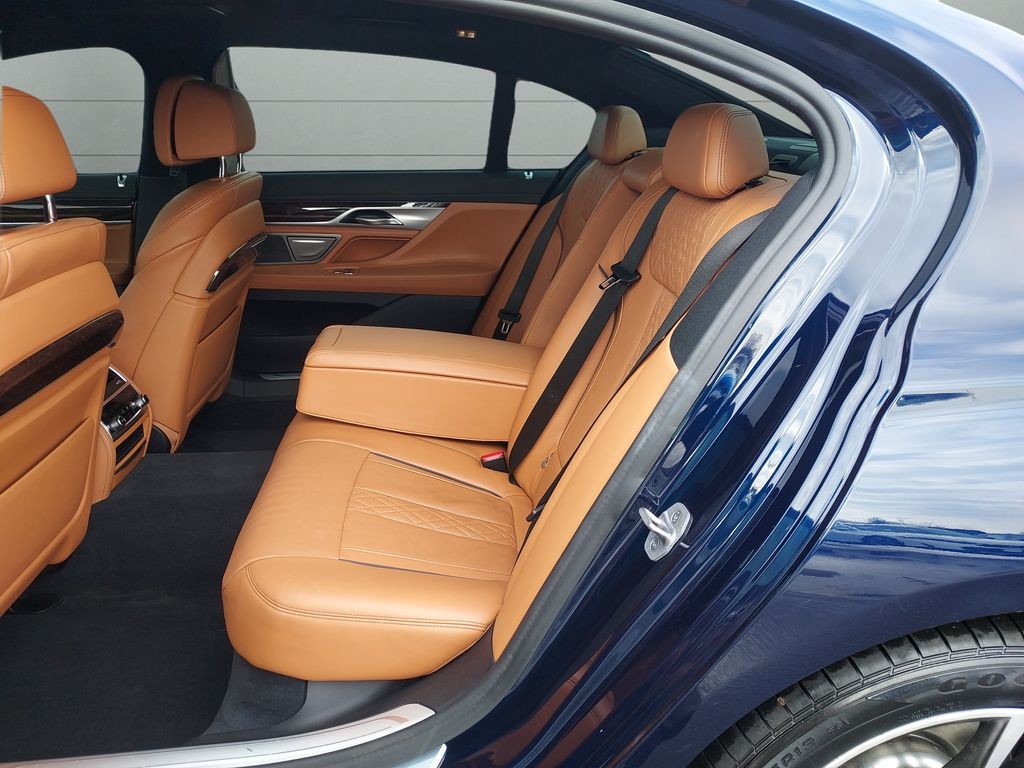 BMW 7 Series Vehicle Full-screen Gallery Image 22