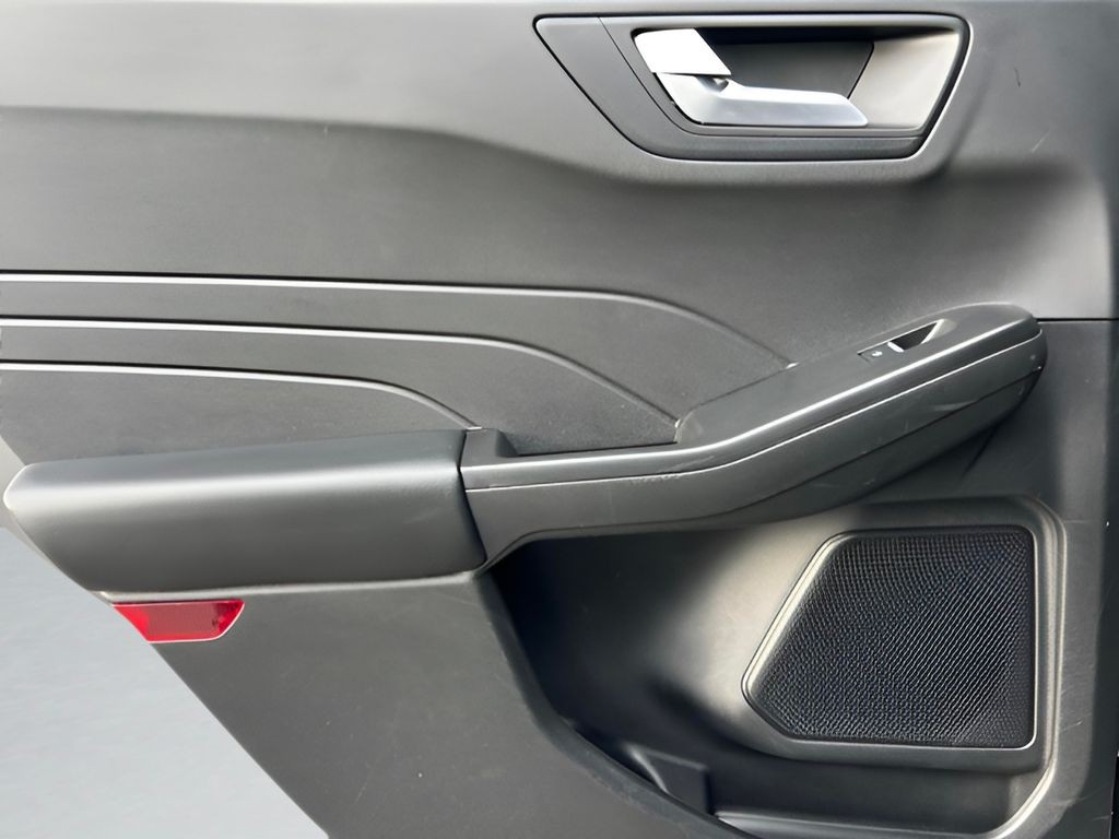 Ford Escape Vehicle Full-screen Gallery Image 12