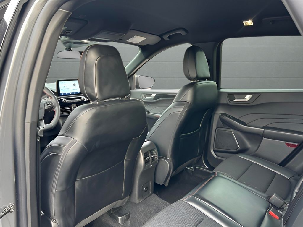 Ford Escape Vehicle Full-screen Gallery Image 13