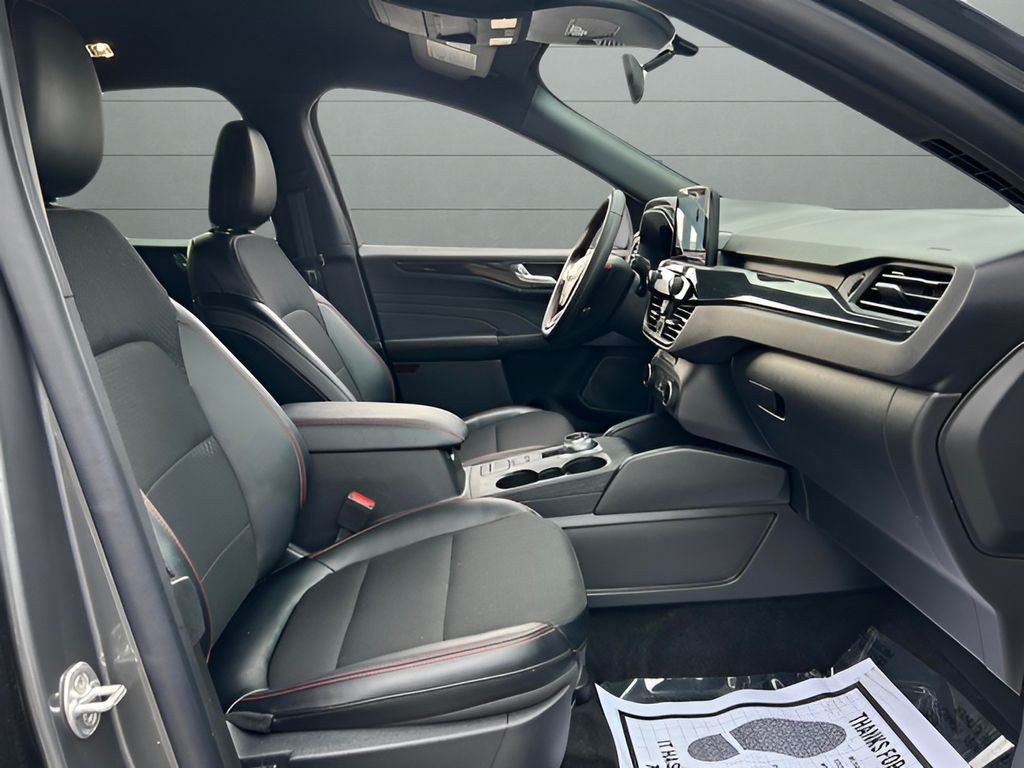 Ford Escape Vehicle Full-screen Gallery Image 22