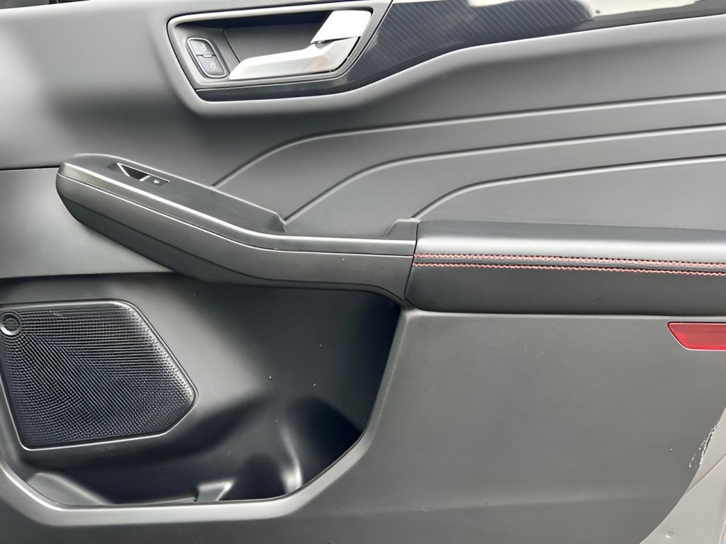 Ford Escape Vehicle Full-screen Gallery Image 23