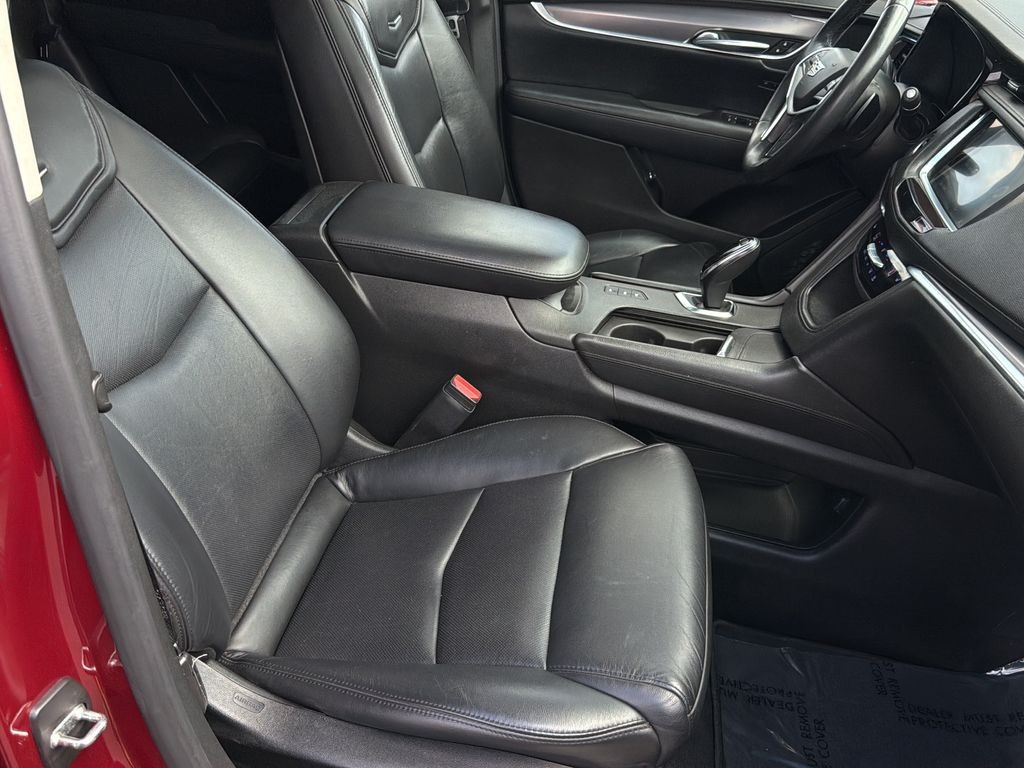 Cadillac XT5 Vehicle Full-screen Gallery Image 08