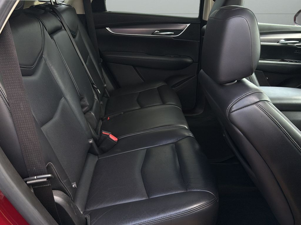 Cadillac XT5 Vehicle Full-screen Gallery Image 09