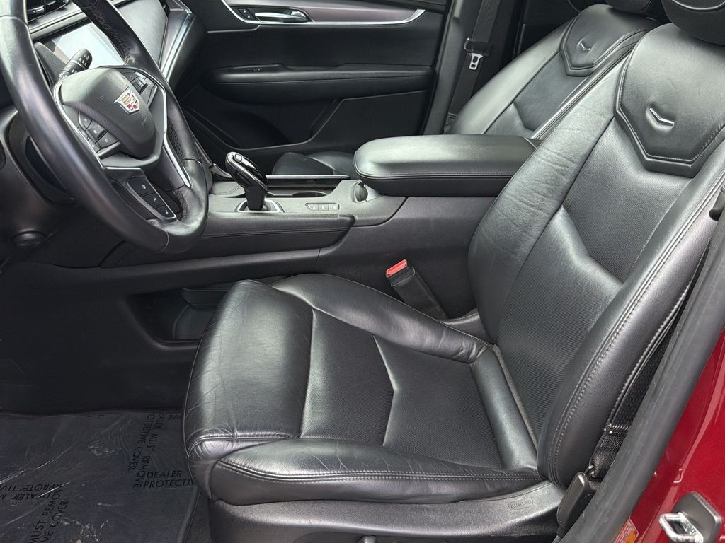 Cadillac XT5 Vehicle Full-screen Gallery Image 11