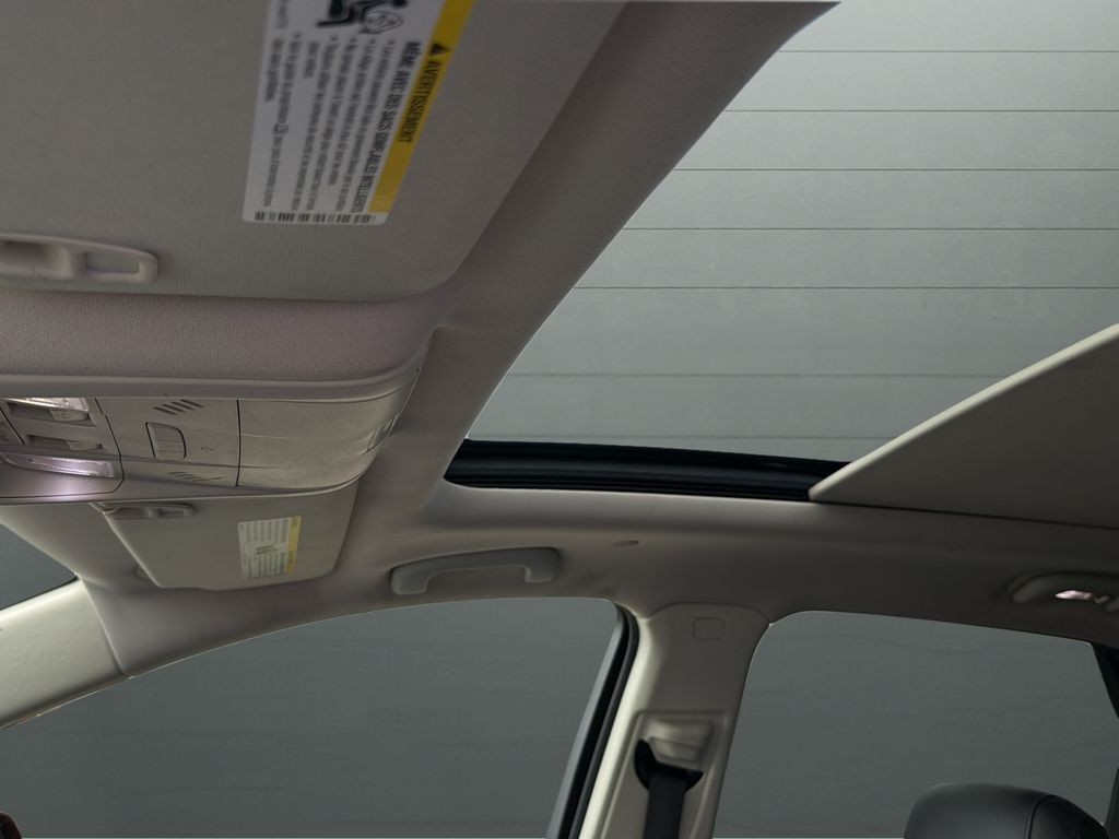 Cadillac XT5 Vehicle Full-screen Gallery Image 13