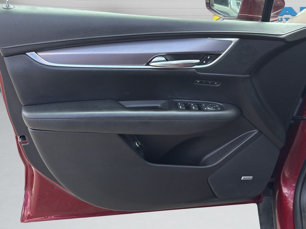 Cadillac XT5 Vehicle Full-screen Gallery Image 14