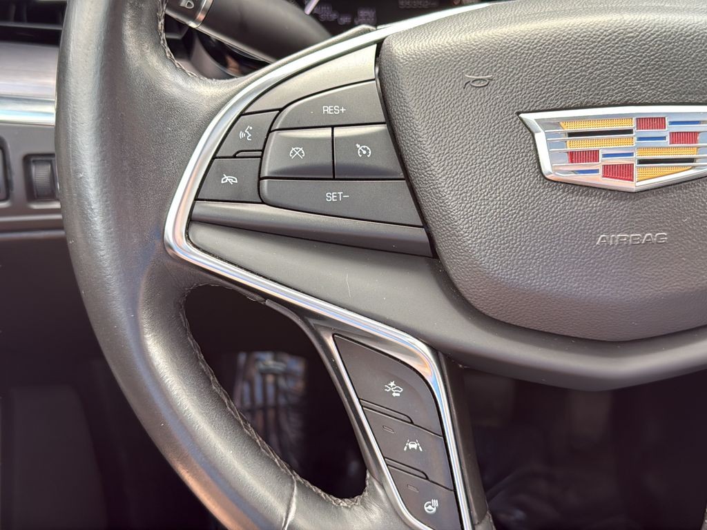 Cadillac XT5 Vehicle Full-screen Gallery Image 16