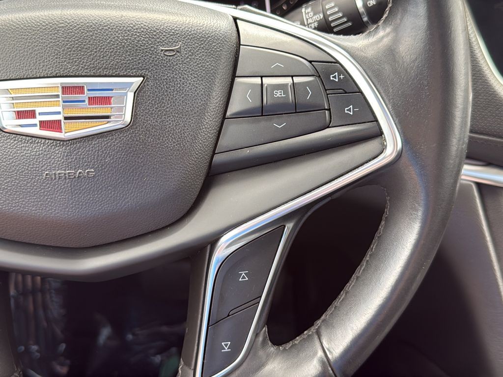 Cadillac XT5 Vehicle Full-screen Gallery Image 17