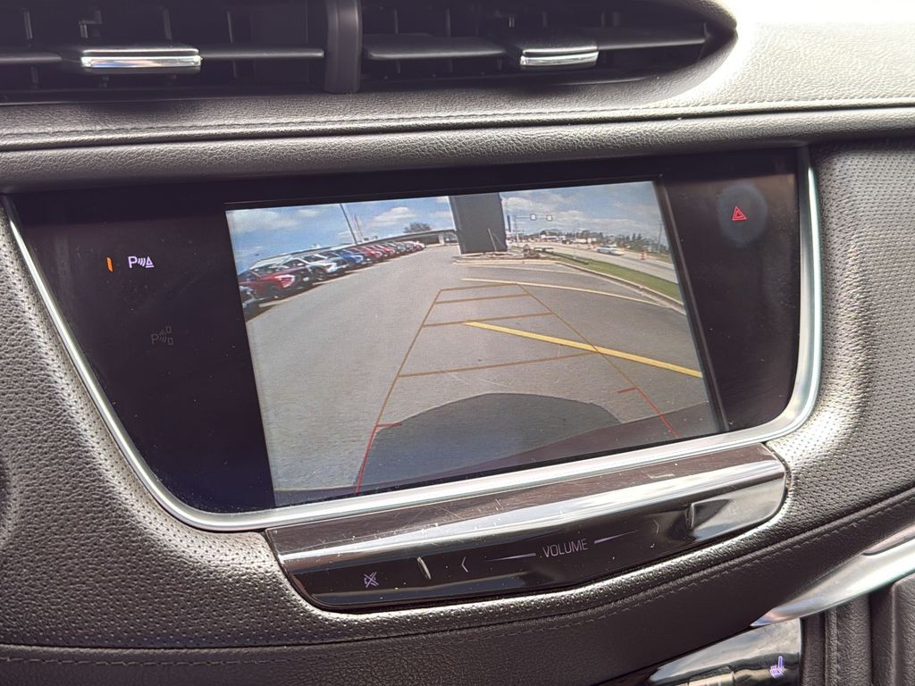 Cadillac XT5 Vehicle Full-screen Gallery Image 21