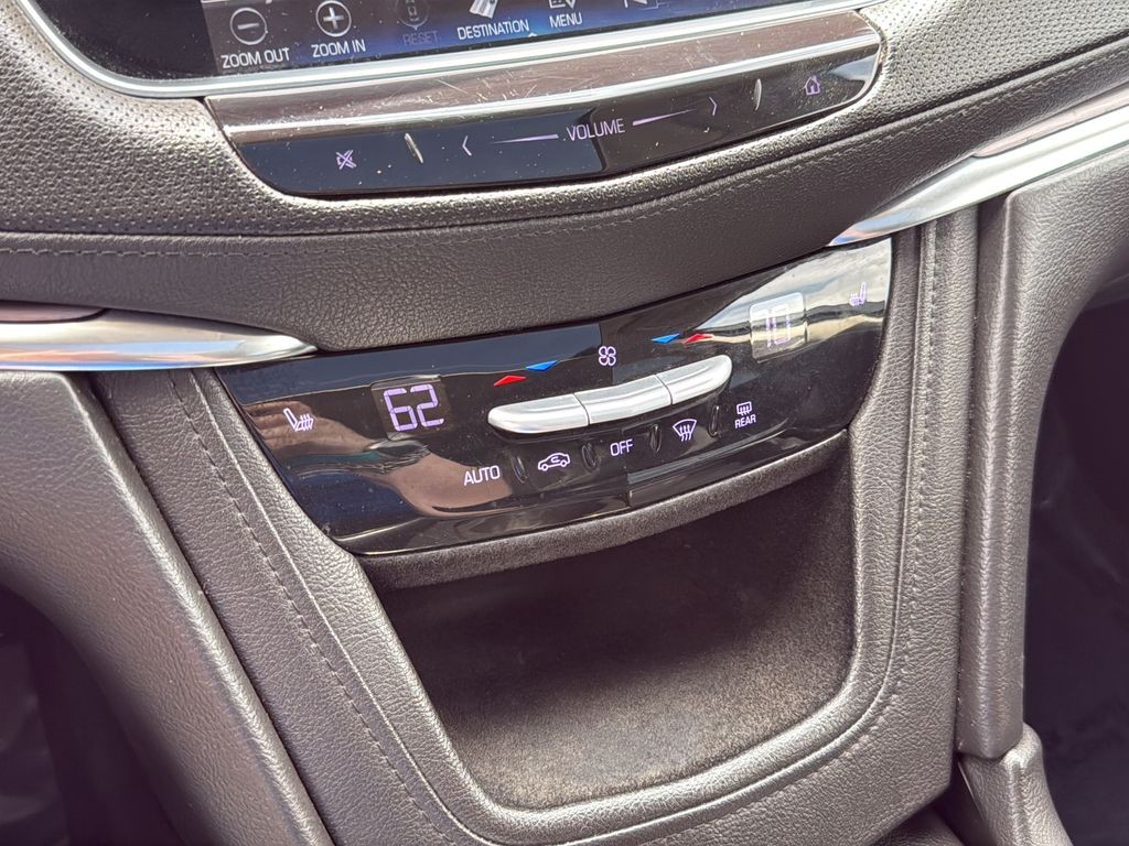 Cadillac XT5 Vehicle Full-screen Gallery Image 22