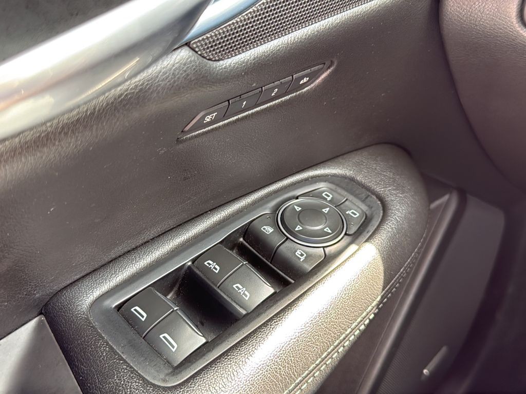 Cadillac XT5 Vehicle Full-screen Gallery Image 26