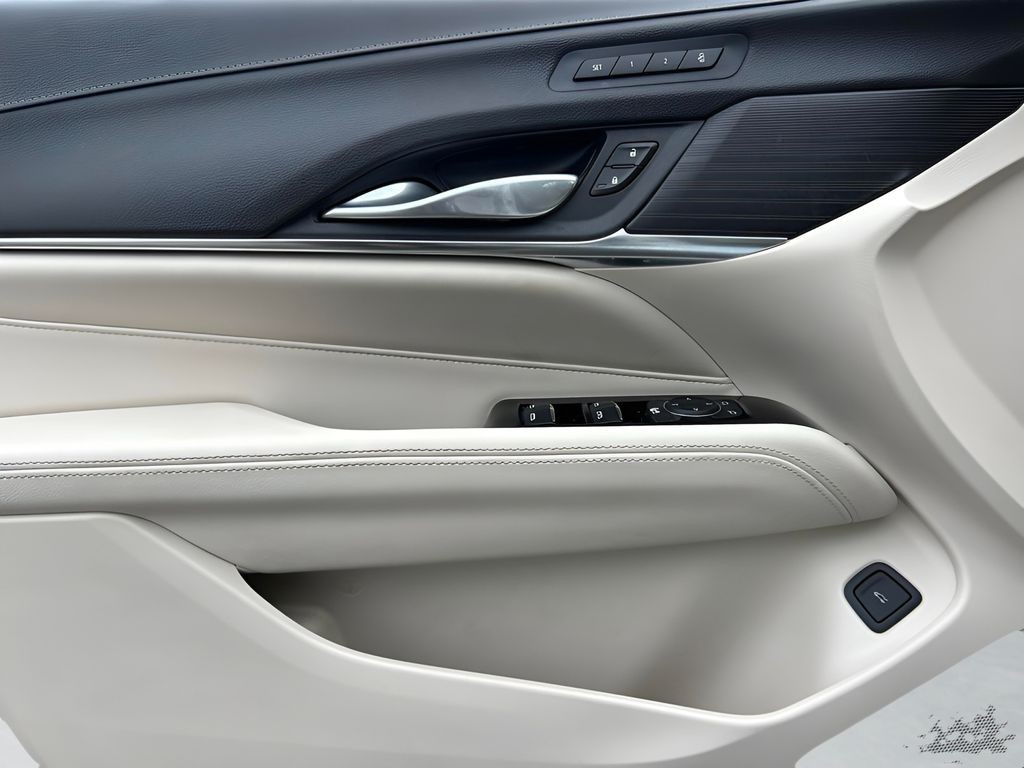 Cadillac CT4 Vehicle Full-screen Gallery Image 10