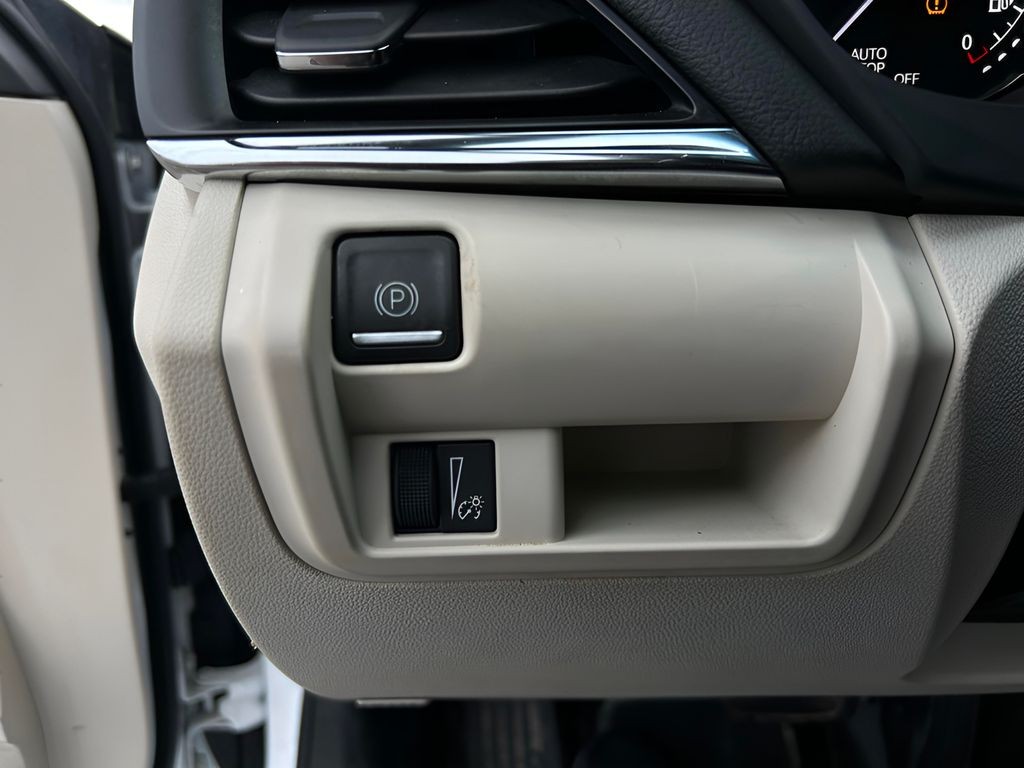 Cadillac CT4 Vehicle Full-screen Gallery Image 11